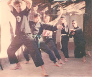 É a primeira foto do Instituto Erize de Artes Marciais. No fundo o pé de manga. Da direita para esquerda Eu (Ruy Erize), Sandro, Sandro Jefferson,Diego Calado e Aldemar. 21/08/1994